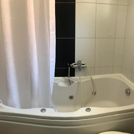 Arijana S Pogledom Na *