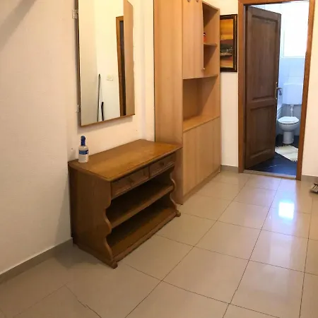 Arijana S Pogledom Na *